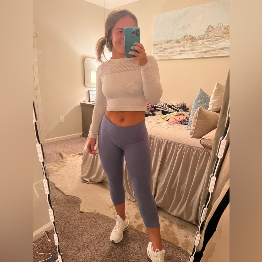 Lululemon mid/low-rise crop legging - size 8 - Picture 3 of 5